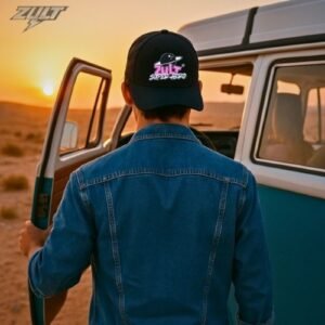 Casquette noire ZULT NOVA #3 Collection SIGNATURE portée par un homme face au coucher de soleil, logo “SUPER HERO” avec planète, ambiance road trip vintage en van.