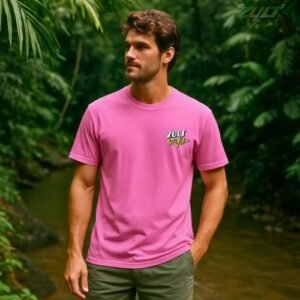 T-shirt rose ZULT ALPHA #1 Collection SIGNATURE porté en pleine jungle par un homme, logo imprimé à l’avant, look nature et lifestyle aventurier, mode urbaine décontractée.