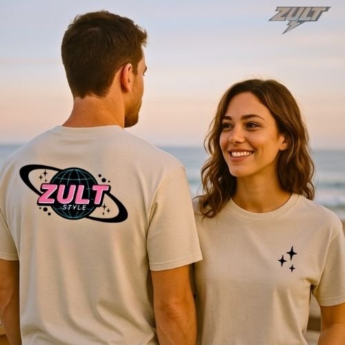 T-shirts beiges ZULT ORBIT #1 Collection SIGNATURE portés par un couple au coucher du soleil, design planète rétro et étoiles, look casual et tendance bord de mer.
