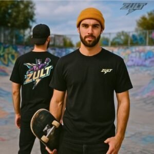 T-shirt noir ZULT #1 Collection SIGNATURE porté par deux skateurs dans un skatepark, logo super-héros en couleur au dos et logo ZULT à l’avant, style streetwear et urbain.